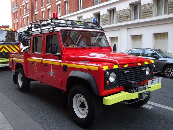 Land Rover SPTT2 Pick-up with Colossus robot