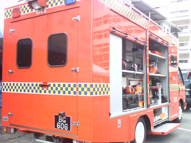 Mitsubishi Canter/Fabristeel ET6 rear right view