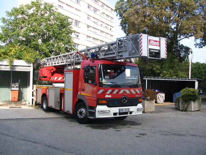 Mercedes Atego Metz 30m Turntable Ladder, Lyon 