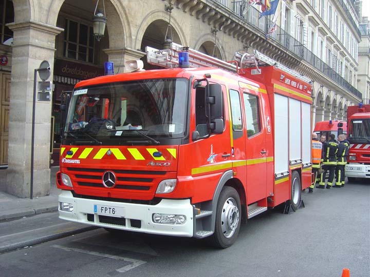 Sapeurs Pompiers de Paris Mercedes Pumper