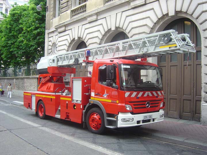 Sapeurs Pompiers de Paris Mercedes Ladder