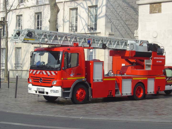 Sapeurs Pompiers de Paris Mercedes-Benz Ladder