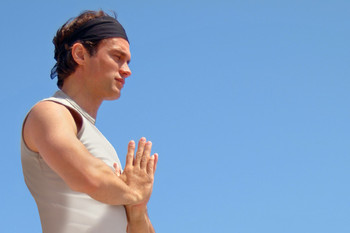 Bild: Ralf Bauer beim Yoga