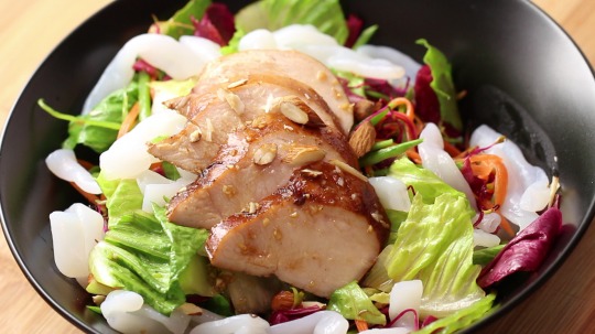 Rezept: Salat mit Hähnchenbruststreifen und Shirataki Nudeln