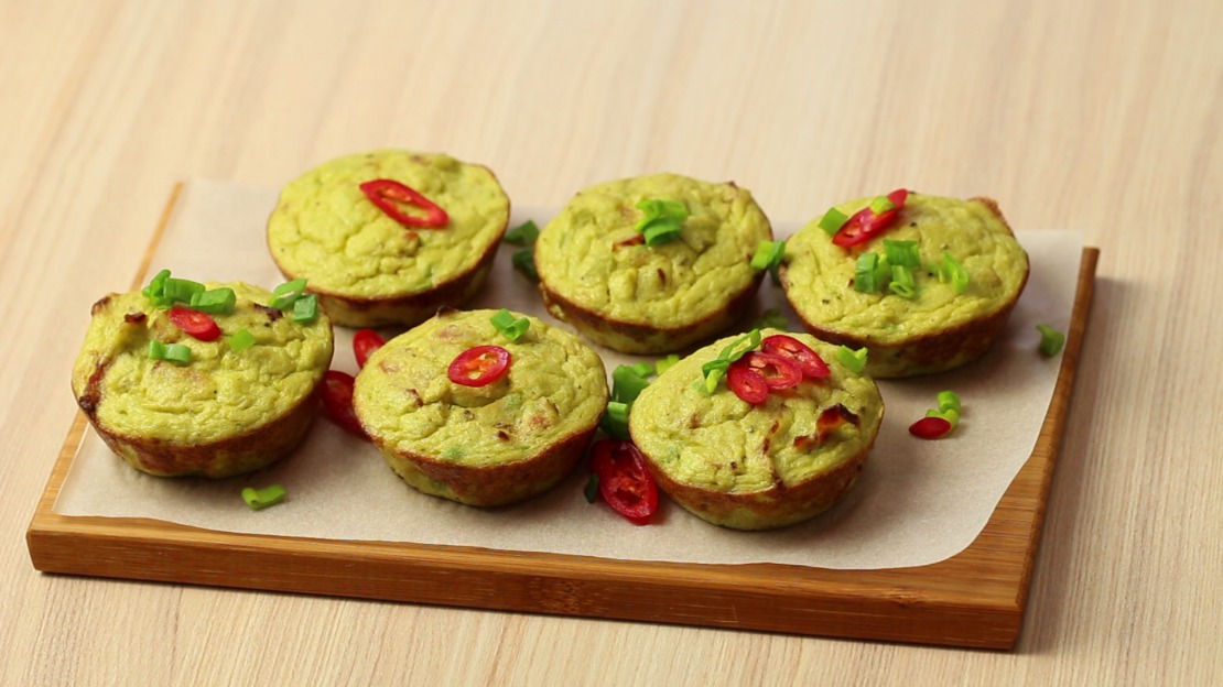 Cauliflower muffin with avocado, bacon and egg - Low Carb Recipes by Foodabi
