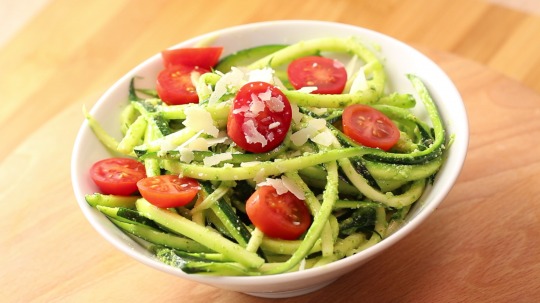 Rezept: Zucchininudeln mit Pesto-Basilikum-Soße