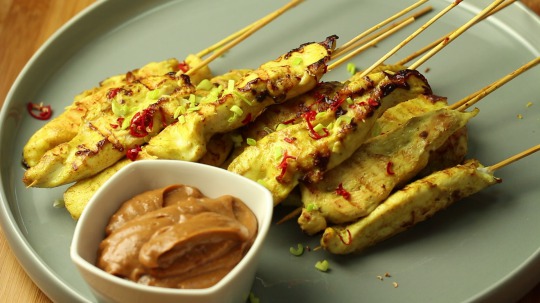 Recipe: Low Carb Chicken Skewers with Peanut Sauce