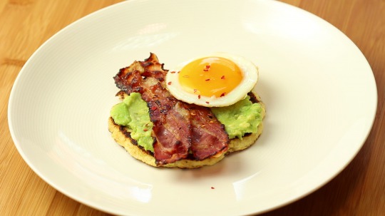Rezept: Cauliflower Toast Topped with Avocado, Bacon, and Egg 