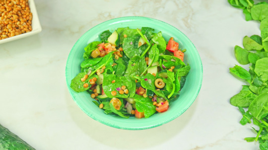 Rezept: Low Carb Bunter Linsensalat auf Spinat