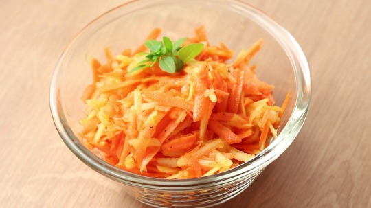 Rezept: Salad with apples and carrots