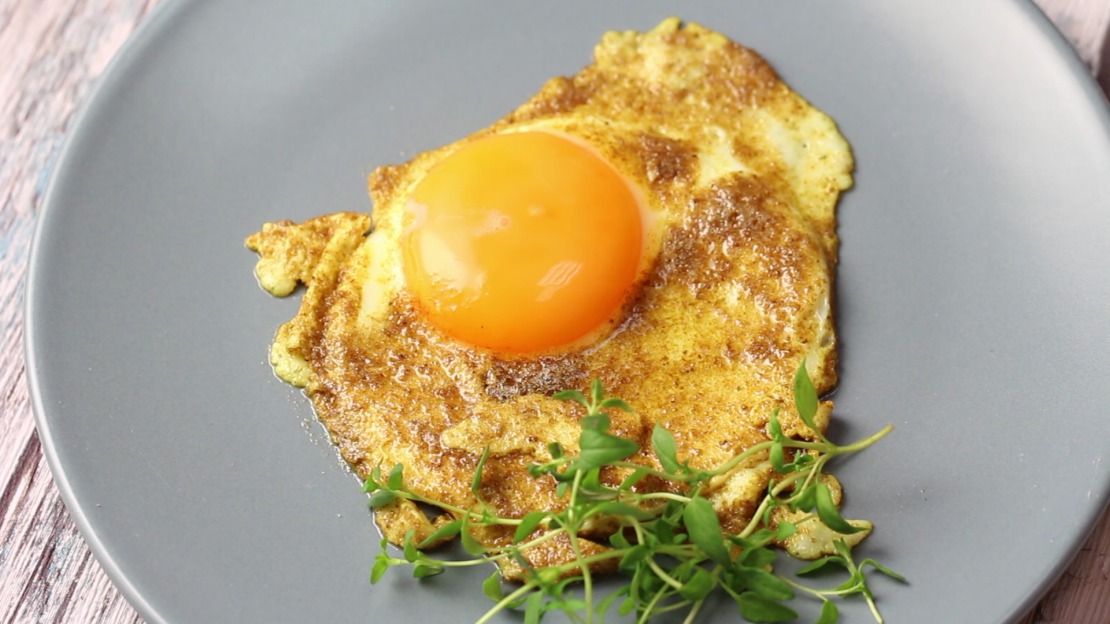 Fried egg with curry - Low Carb Recipes by Foodabi