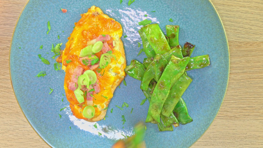 Rezept: Cremige Speck-Hähnchenbrust mit Bohnen