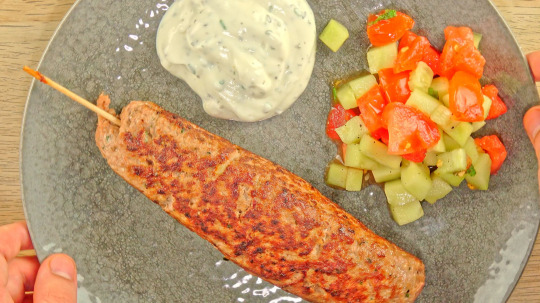 Rezept: Orientalische Beef Kafta mit Salat & Joghurt Dip