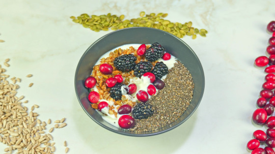 Rezept: Low Carb Selbstgemachtes Keto-Müsli mit Joghurt & Beeren