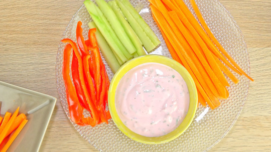 Rezept: Low Carb Barbies Gemüse Sticks mit pinkem Dip