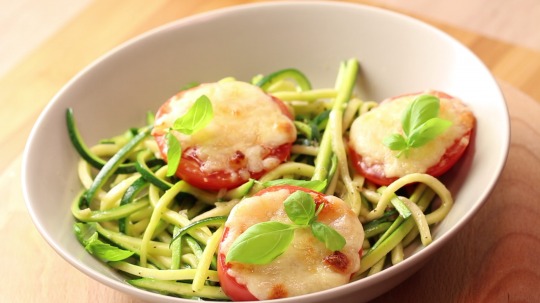 Rezept: Low Carb Zucchini Nudeln mit gebratenen Tomaten