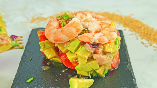 Rezept: Erfrischendes Lachs Tatar mit Avocado & Garnelen