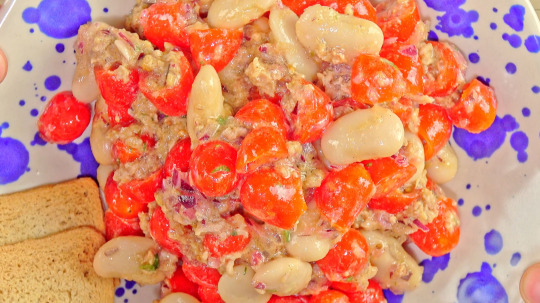 Sauerkrautsalat mit Apfel und roter Paprika - Low Carb Rezepte by Foodabi Sauerkrautsalat mit Apfel und roter Paprika - Low Carb Rezepte by Foodabi