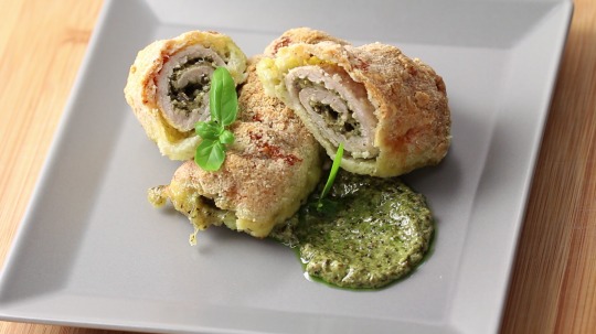 Rezept: Schweineröllchen mit Käse und Basilikum Pesto Füllung
