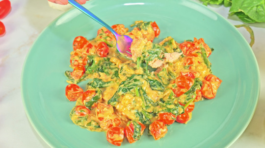 Rezept: Lachs-Tomaten-Spinat Pfanne in cremiger Parmesan Sauce