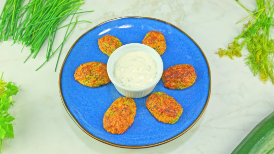 Rezept: Zucchini Nuggets mit Kräuter-Knoblauch-Dip