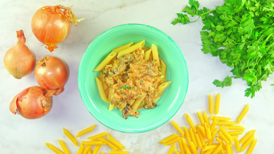 Rezept: Saftiges Hähnchen auf Nudeln in cremiger Knoblauchpilz-Sauce