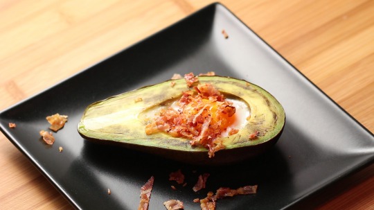 Rezept: Low Carb Gebackene Avocado mit Ei und Speck