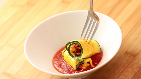 Rezept: Zucchini Roulade mit gezupftem Hähnchen