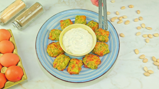 Rezept: Low Carb Brokkoli Nuggets mit köstlichem Joghurt-Dip