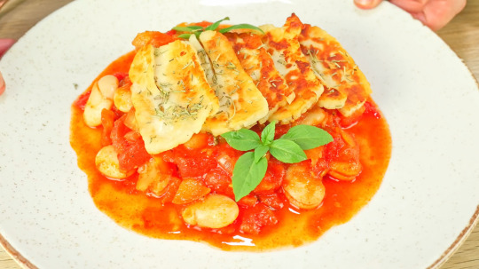 Rezept: Knuspriger Halloumi auf gebackene Bohnen