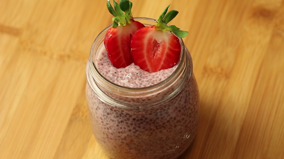 Chia-Strawberry Pudding - Low Carb Recipes by Foodabi