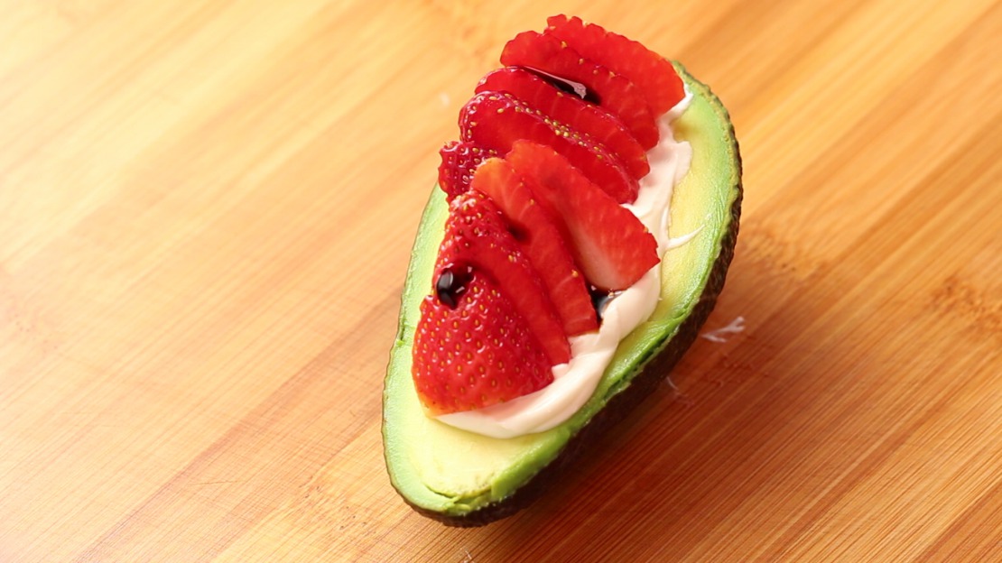 Avocado stuffed with spreadable goat cheese and strawberries - Low Carb Recipes by Foodabi