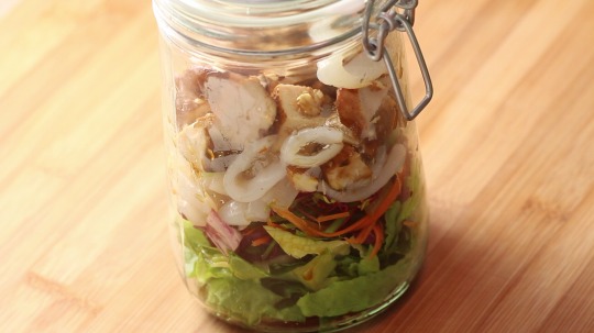 Rezept: Salat im Glas mit Hähnchenbruststreifen und Shirataki Nudeln