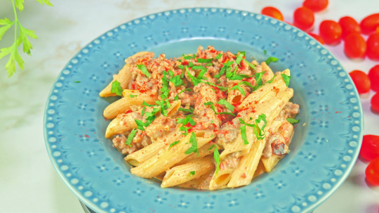 Rezept: Rindfleisch auf Nudeln in cremiger Knoblauchsauce