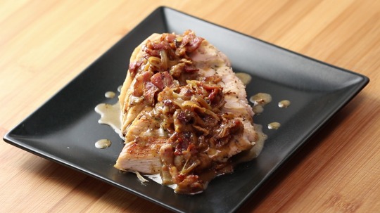 Rezept: Low Carb Hühnerbrust überbacken mit karamellisierter Zwiebel und Speck
