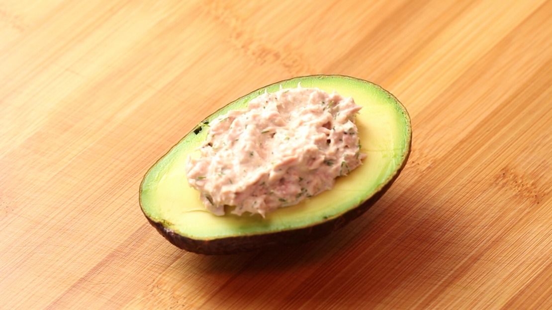 Avocado gefüllt mit Thunfischpaste - Low Carb Rezepte by Foodabi