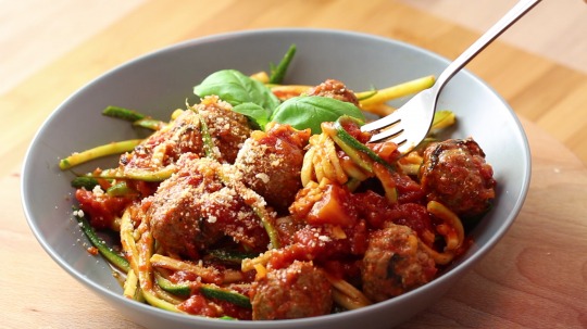 Rezept: Zucchini Nudeln mit Fleischbällchen in Tomatensoße