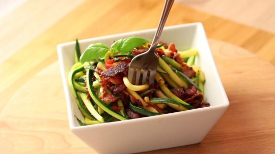Rezept: Zucchini Nudeln mit Speck und Basilikum