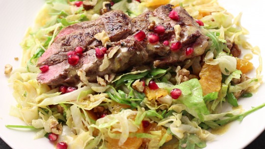 Rezept: Salat mit Rucola, Granatapfel und Rindersteak