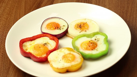 Rezept: Fried Egg in Bell Pepper and Onion Rings 