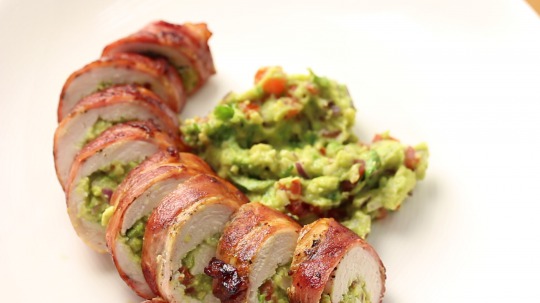 Rezept: Low Carb Hähnchenbrust im Speckmantel mit Guacamole-Füllung