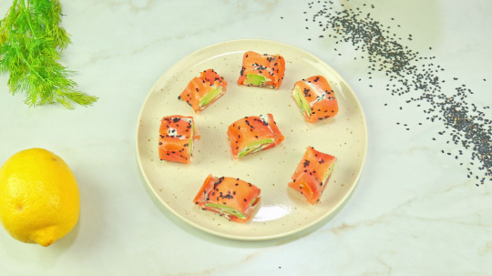 Rezept: Keto Lachs-Avocado auf Sushi-Art