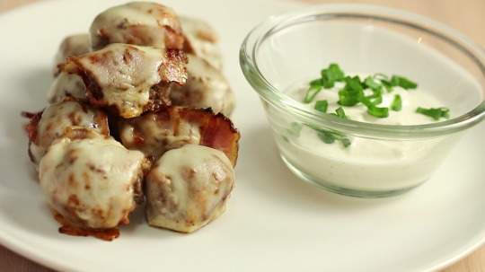 Recipe: Low Carb Bacon Wrapped Meatballs with Mozzarella 