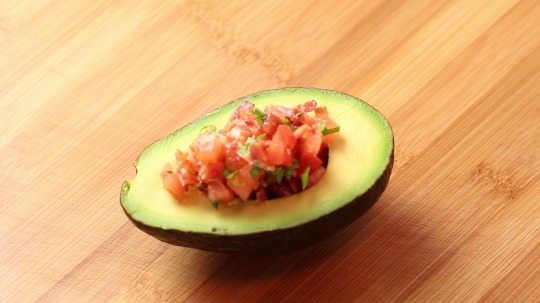 Rezept: Avocado stuffed with bacon and tomato