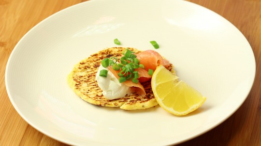Recipe: Low Carb Cauliflower Toast Topped with Cream Cheese and Smoked Salmon 