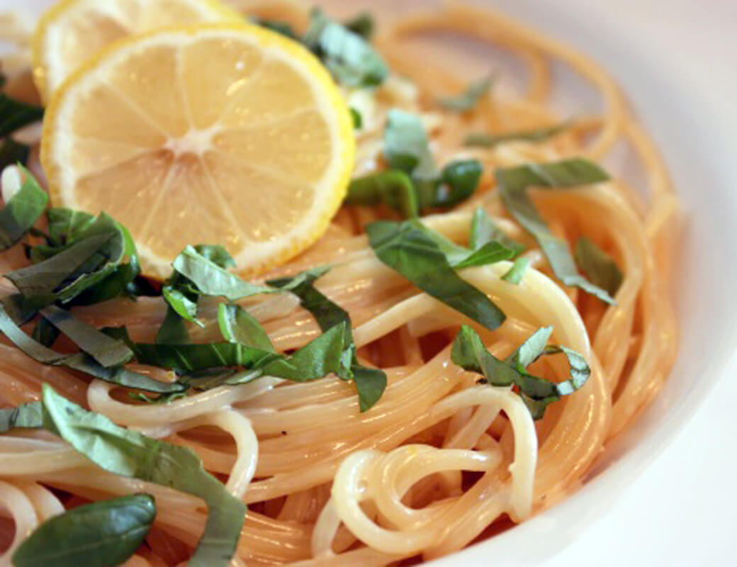 Spaghetti mit ZitronenSahneSoße flowers on my plate