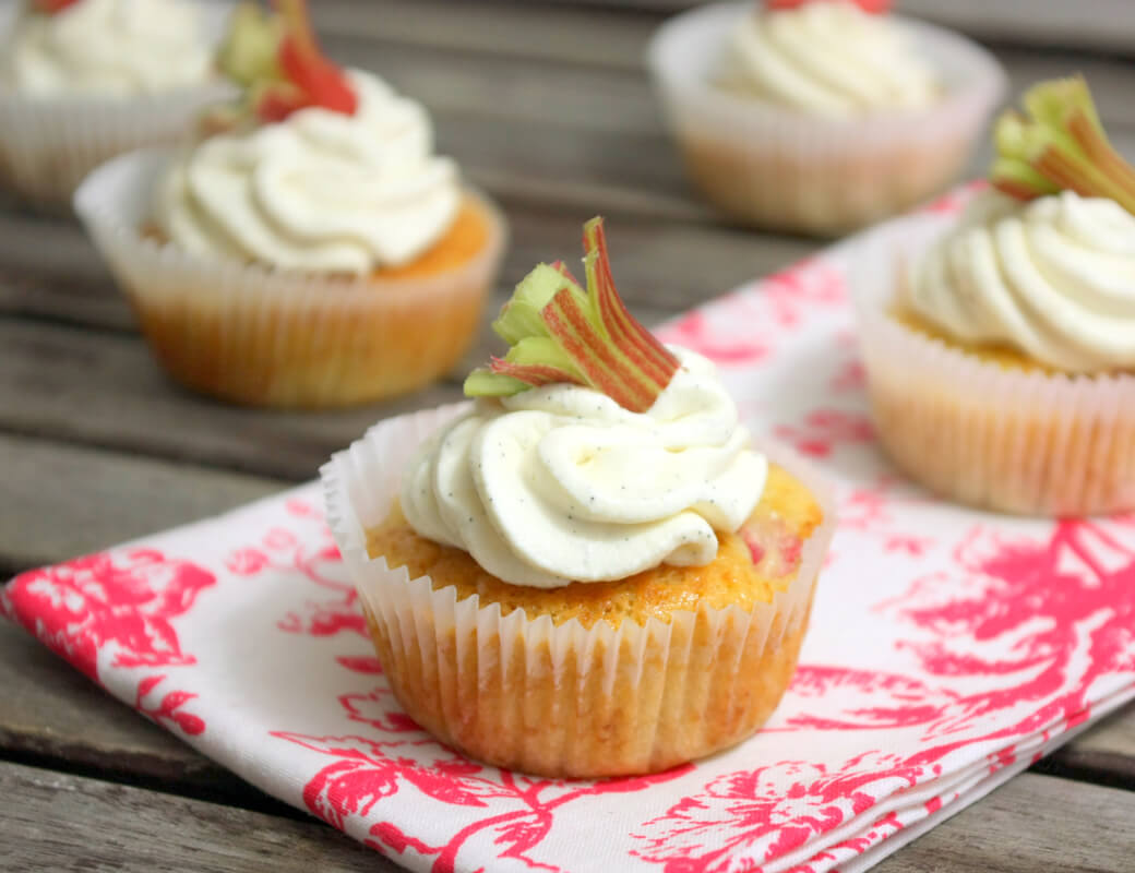 Rezept Fur Rhabarber Honig Cupcakes Mit Vanille Mascarpone Rezept Fur Rhabarber Honig Cupcakes Mit Vanille Mascarpone
