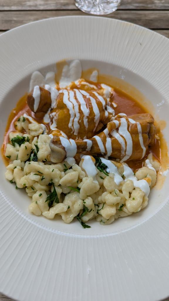Pollo alla paprika con panna acida e gnocchetti
