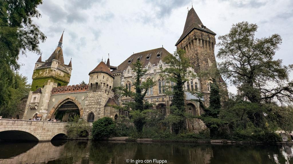 Castello di Vajdahunyad, Budapest. Vista dal laghetto.