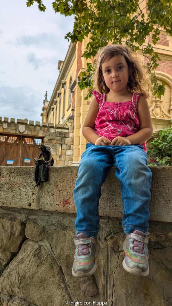 Castello di Vajdahunyad, Budapest. Vicky seduta vicino la statua di Dracula.